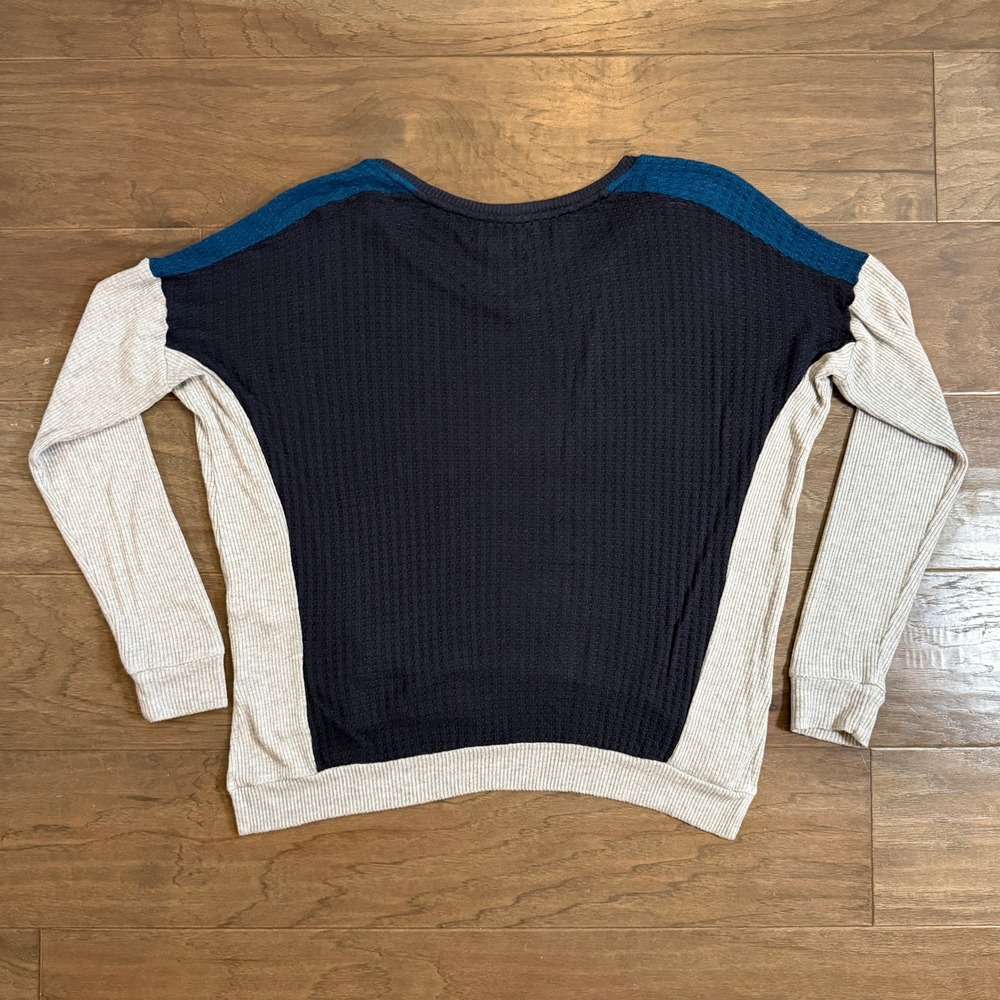 Velvet by Graham & Spencer Navy Grey Colorblock Waffle Knit V-Neck Top Medium - Picture 3 of 6